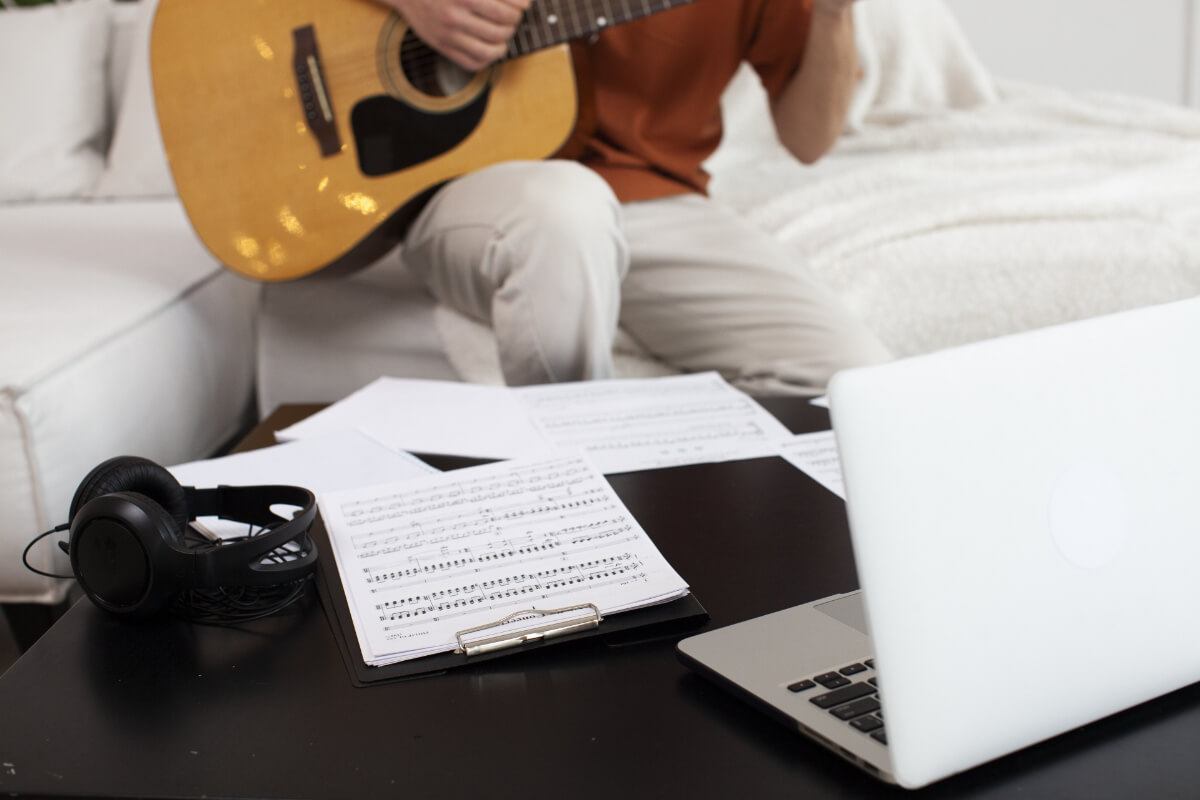楽譜とギター