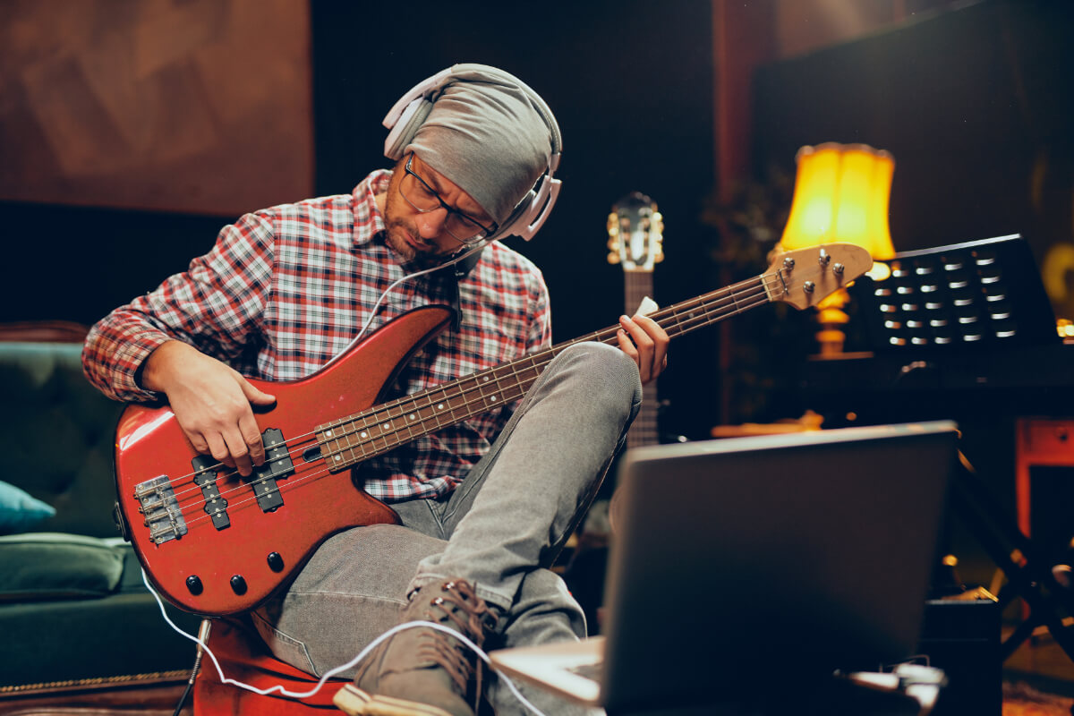 ヘッドホンで音を聞く